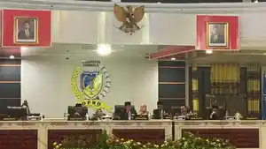 DPRD-Donggala-rapat-paripurna-terkait-penetapan-pes.jpg