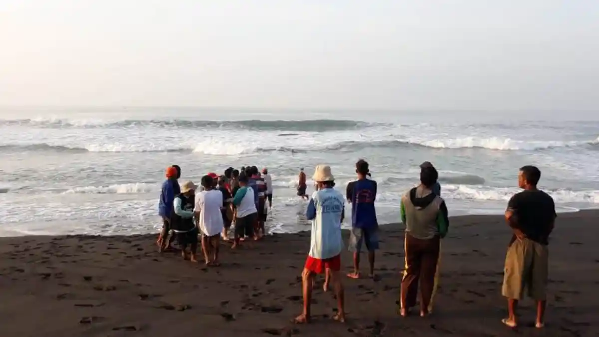 BREAKING NEWS : Dihantam Ombak, Perahu Nelayan di Pantai Baru Terbalik, Dua Orang Selamat