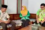 Direktur-RSUD-Gratidr-Dyah-Retno-Lestari-tengah-saat-menemui-keluarga-pasien-dan-minta-maaf.jpg