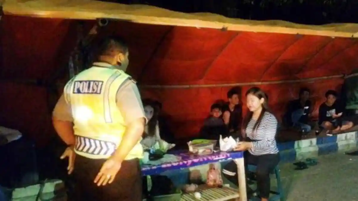 Ada Sosok Menakutkan di Foto Patroli Polisi Ini