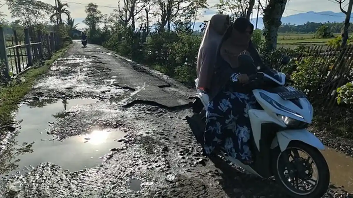 Lintas Waido-Bungie-Lampoih Saka Rusak Parah, Lubang Maut dan 'Kubangan Kerbau' Bertaburan di Jalan