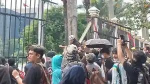 Momen-Pagar-Gedung-DPR-RI-dijebol-massa-yang-ikut-unjuk-rasa-menolak-putusan-RUU-Pilkada.jpg