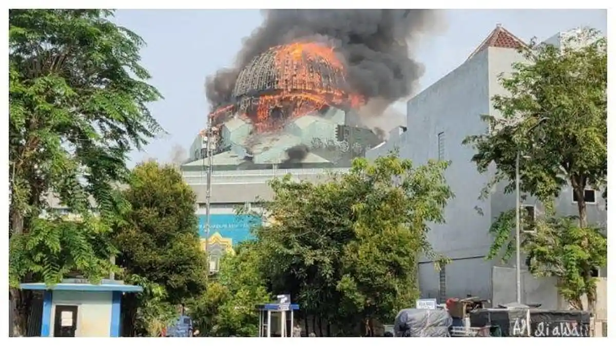Kebakaran Masjid Jakarta Islamic Centre, Kubah Masjid Roboh