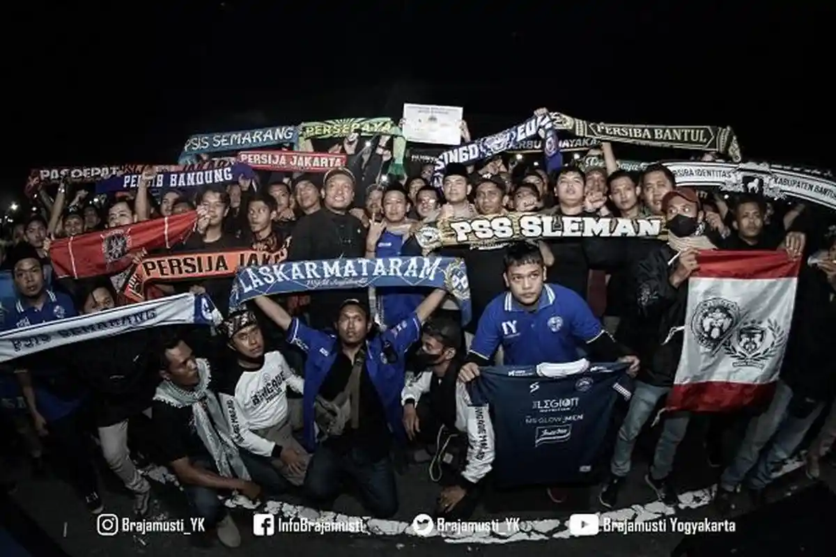 MERINDING Pendukung Persija dan Persib Suarakan Perdamaian Lewat Yel-yel Usai Tragedi Kanjuruhan