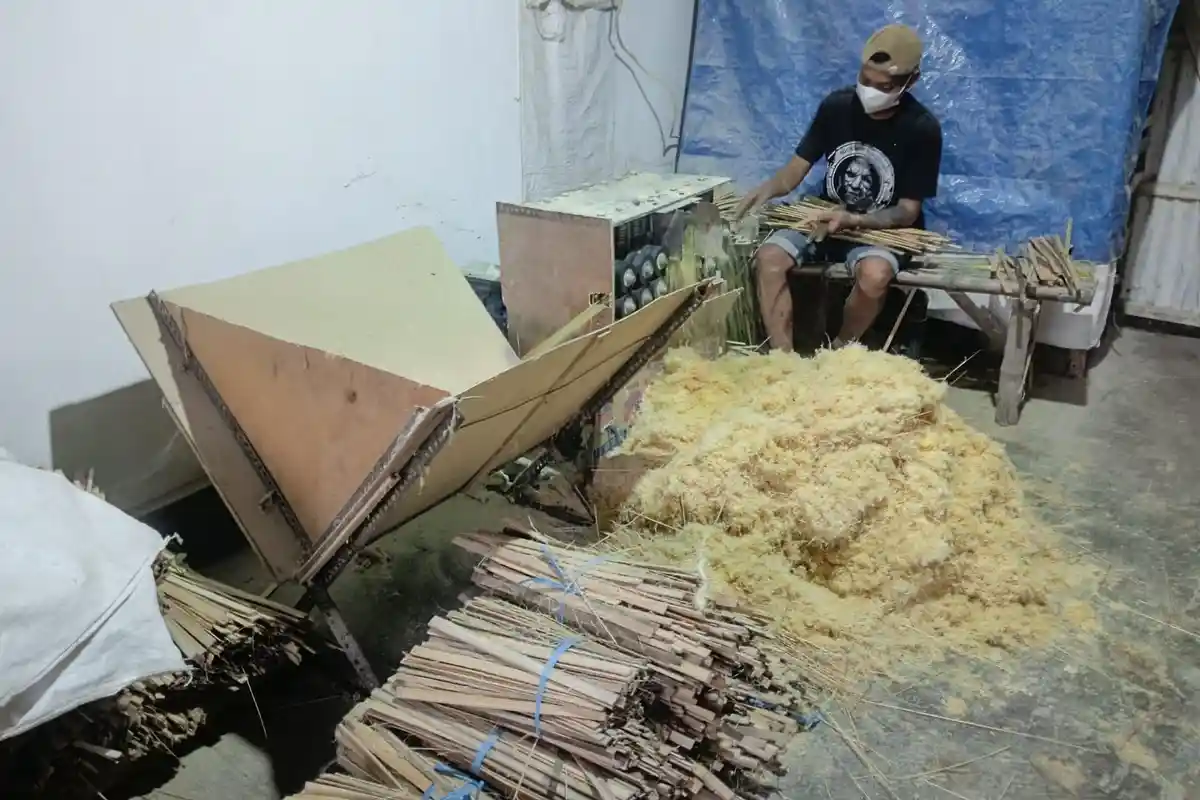 Jelang Hari Raya Idul Adha 2025, Pengrajin Tusuk Sate Jombang Ketiban Berkah : Untung Besar