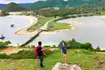 wisatawan-wisatawan-berbincang-di-atas-bukit-saat-melihat-pemandangan-di-sekitar-pantai-seger.jpg