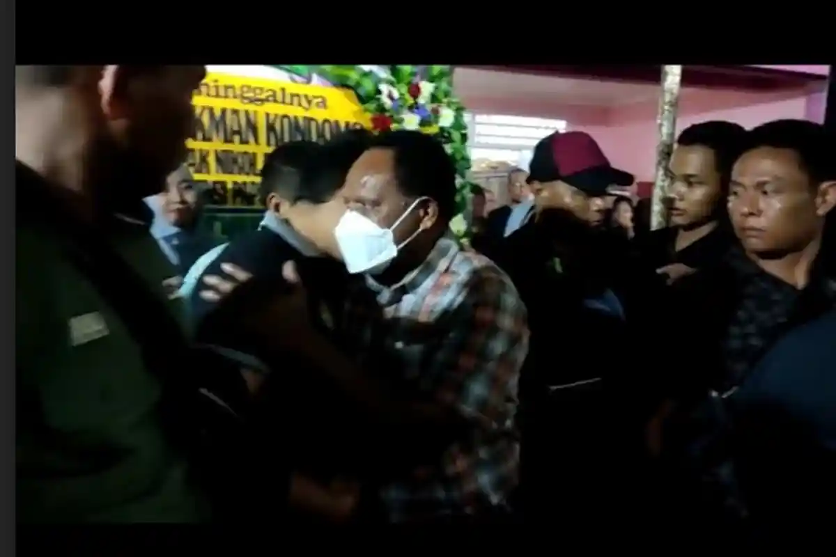 Tangis PJ Guberunur Papua Niko Pecah, Anak Gadisnya Tewas Mencurigakan di Kos Venus Semarang