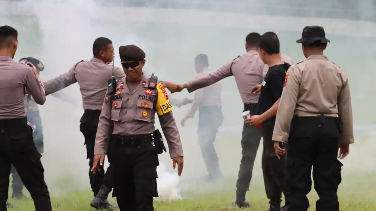 Dalmas Solo Berlatih Gunakan Flash Ball & Road Blocker, Antisipasi Urai Massa Demo dan Balap Liar