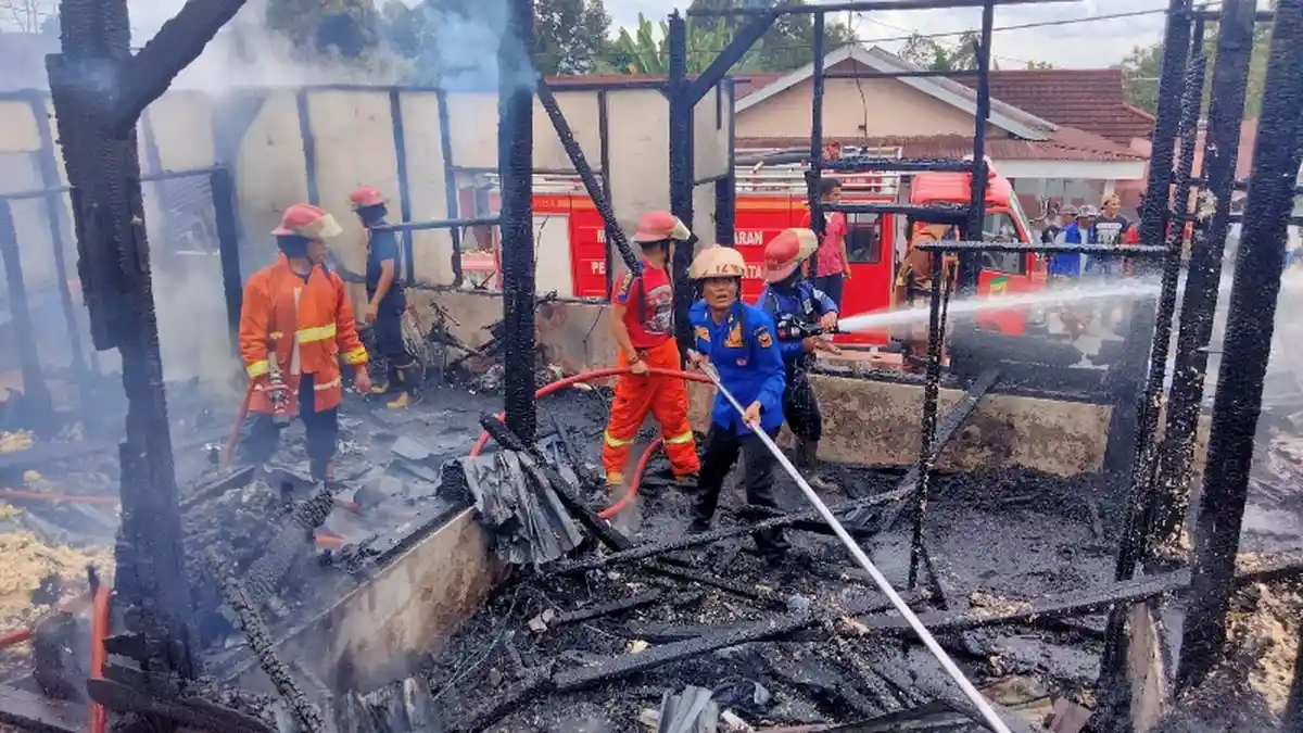 Kebakaran di Jorong Lawang Salimpaung, Sebuah Rumah dan Warung Habis Dilalap Api