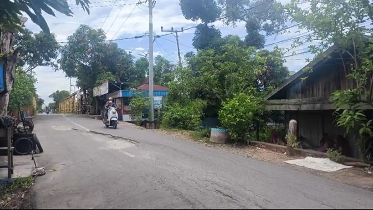 Jalan Anjlok di Desa Muning, Daha Selatan Sering Bikin Celaka, Warga Berharap Segera Diperbaiki