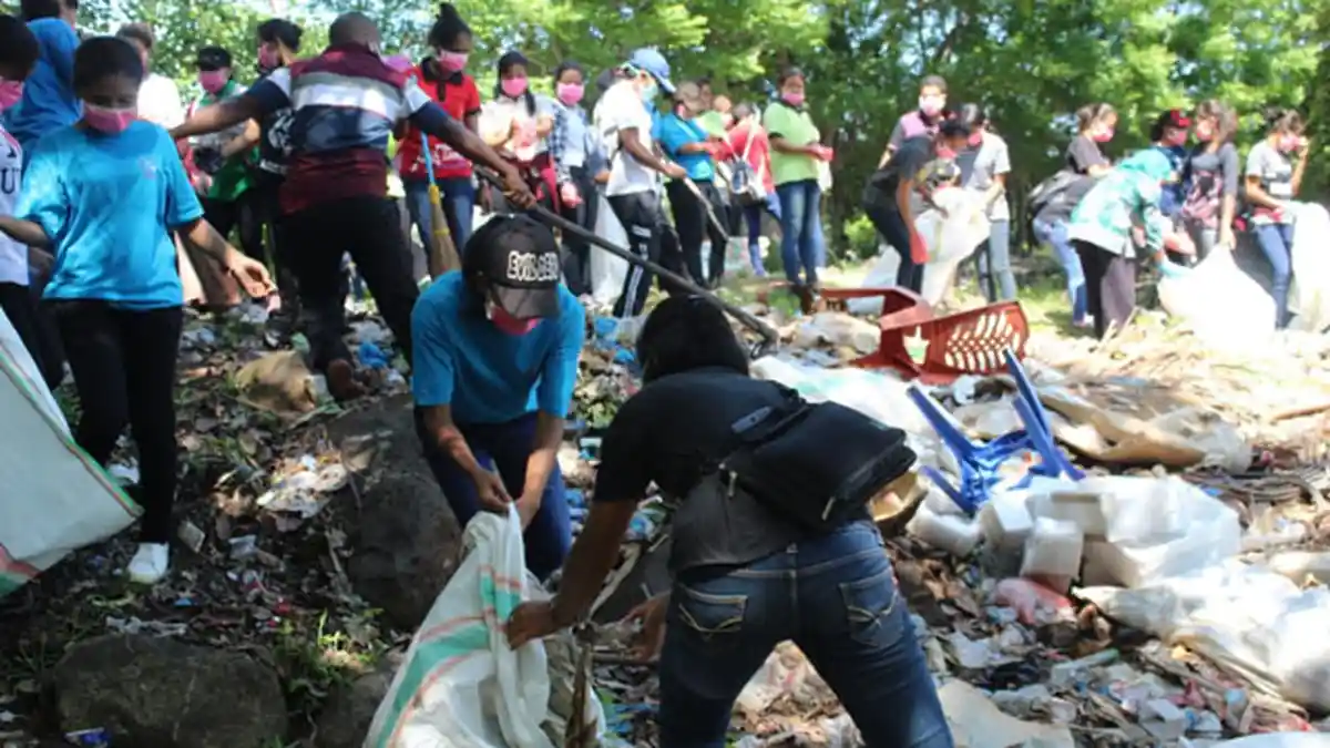Merayakan HUT ke-7 STKIP NBF Mbay di Nagekeo Gelar Baksos
