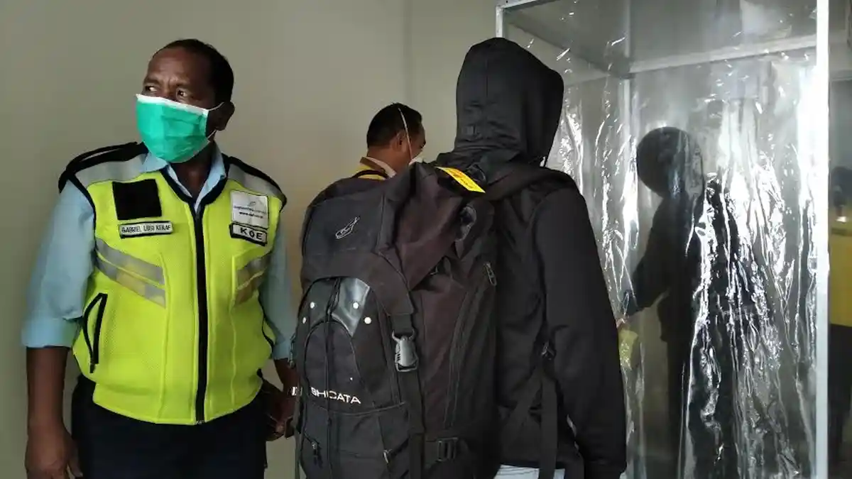 Cegah Covid-19, Bandara El Tari Siapkan Alat Semprot Disinfektan ke Penumpang