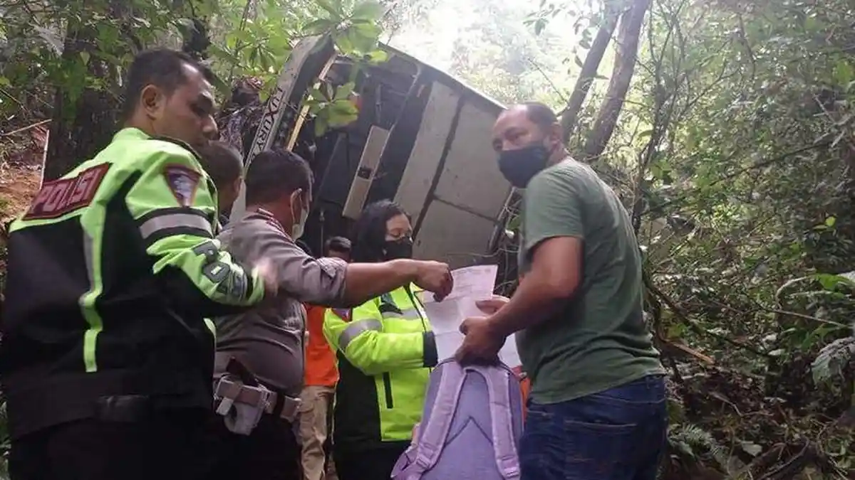 Bus Terjun Ke Jurang Sedalam 30 Meter, Ini Data 22 Penumpang Dilarikan ke Puskesmas