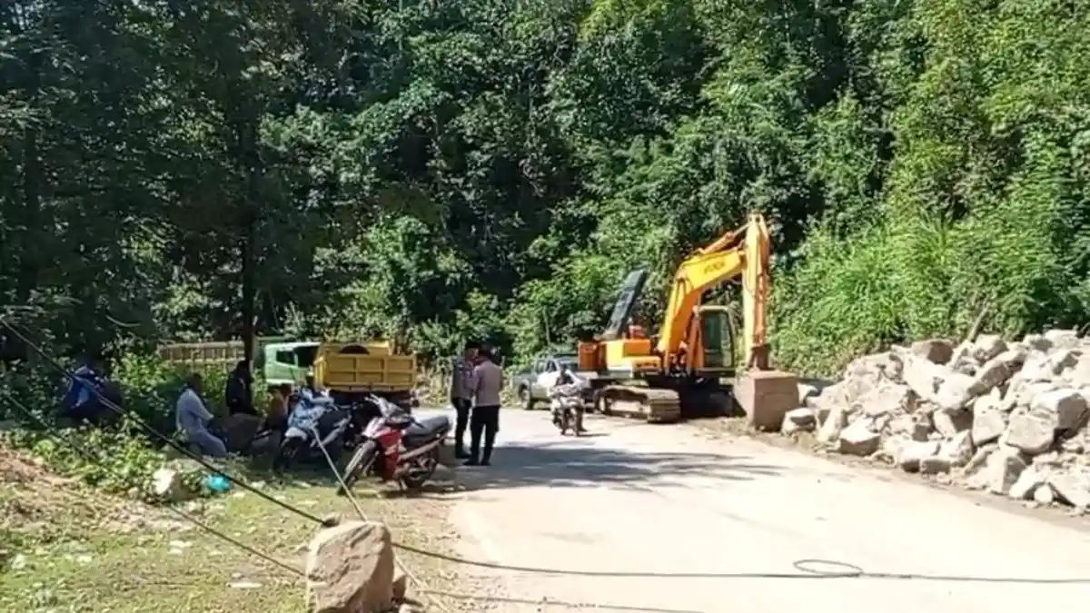 Antisipasi Longsor di Jalan Trans Flores, Satker PJN IV NTT Siaga Alat Berat 