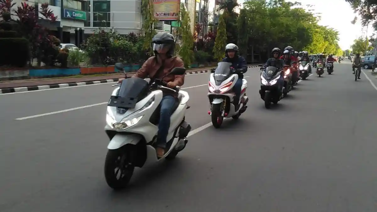 Pecinta Honda PCX 150 Ramaikan Acara PCX Scooter Ride