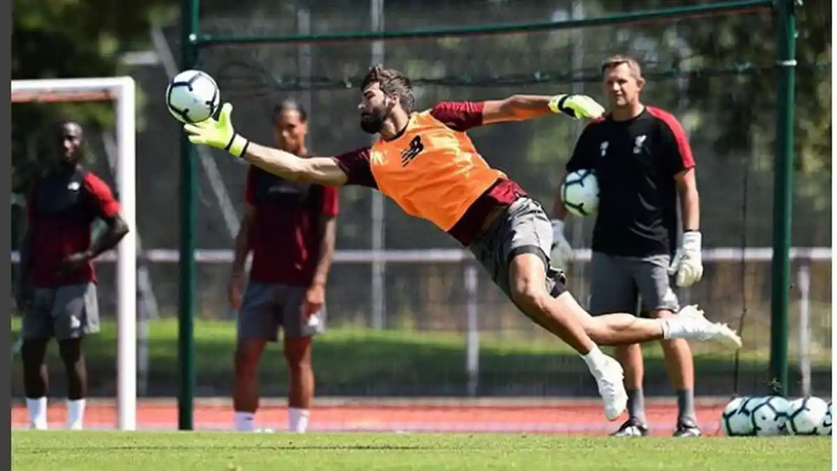 Tangkap Tendangan Bebas Messi & Catat 9 Clean Sheet, Juergen Klopp: Rekor Luar Biasa Alisson Becker