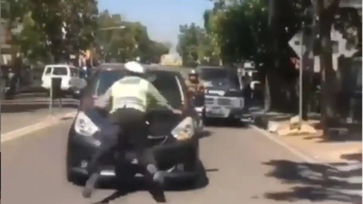 Viral, Polisi Menemplok di Mobil yang Sedang Melaju Hingga HP Pecah, Diduga Terjadi di Bandung