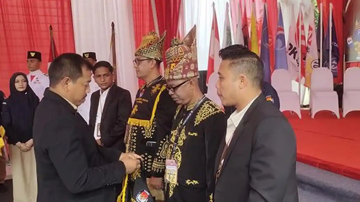 Diantar Abang Becak, Pasangan Independen Sofyanto - Abdullah Mendaftar ke KIP Kota Langsa 