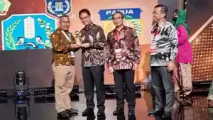 plt-kadis-kesehatan-lembata-irenius-suciadi-menerima-penghargaan.jpg