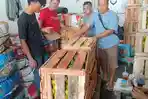Lapak-pedagang-buah-Pasar-Induk-Kramat-Jati-yang-omzet-penjualannya-menurun-1.jpg