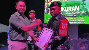 Sersan-Ishak-Nur-Kanan-menerima-penghargaan-Babinsa-terbaik-dari-Dandim-1315Kabupaten-Gorontalo.jpg