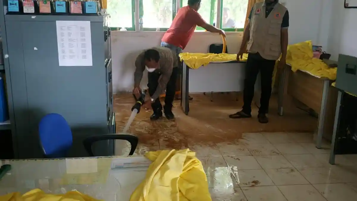 Banjir Aceh Jaya Surut, Warga Mulai Disibukkan Bersih-bersih Lumpur