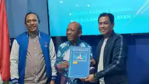 Calon-Bupati-Enrekang-Mitra-Fakhruddin-terima-surat-tugas-dari-Demokrat.jpg