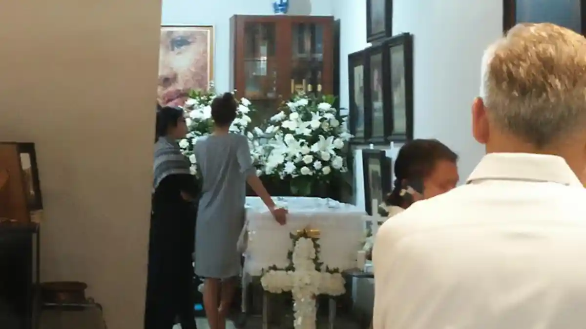 Mikha Tambayong Setia Mendampingi Jenazah Sang Ibu