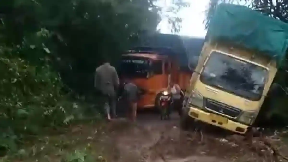 Diguyur Hujan Deras, Jalur Lintas Kecamatan di Karo Sempat Terputus Tertutup Material Longsor