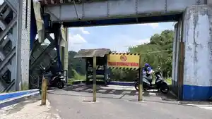 Spanduk-di-Jembatan-Cirahong-dari-arah-Ciamis.jpg