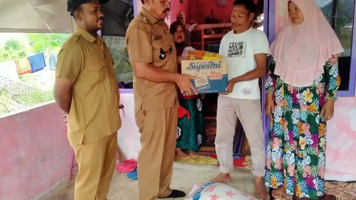 Keuchik Ini Bantu Korban Rumah Rusak Akibat Diterjang Angin Puting Beliung di Aceh Selatan