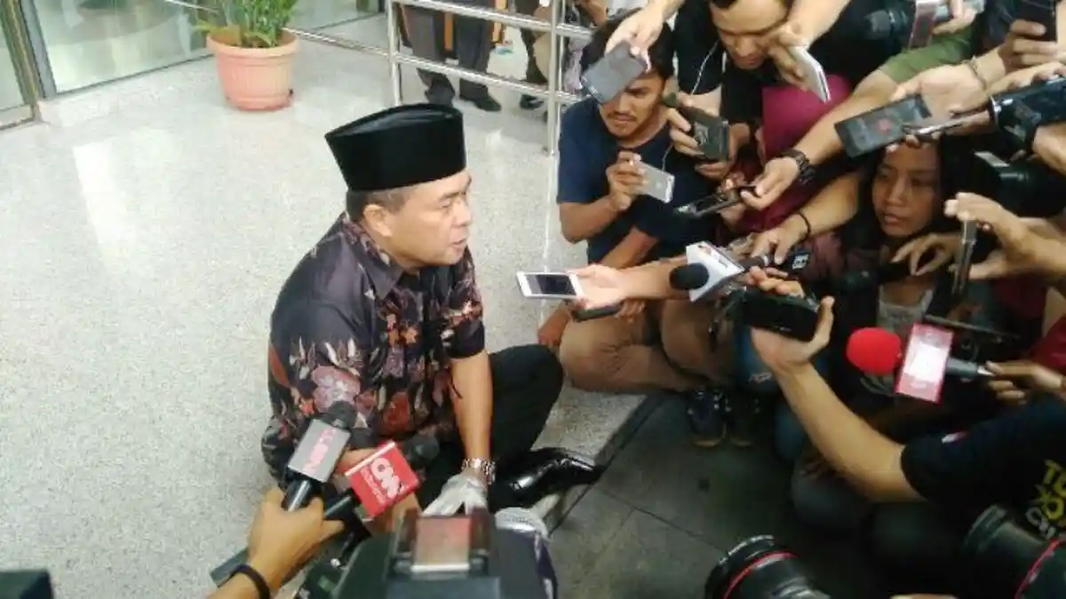 Usai Diperiksa, Ade Komarudin Pilih Duduk Lesehan di Lobi KPK