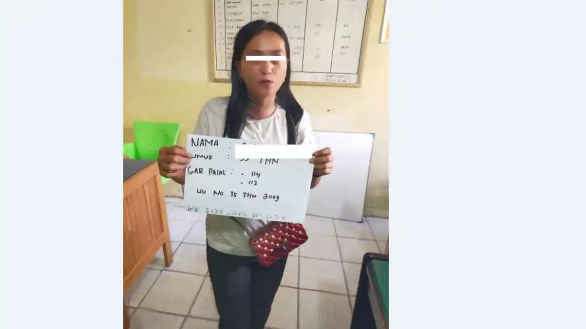 Perempuan Paruh Baya Ditangkap, Polisi Temukan Sabu di Plastik Hitam