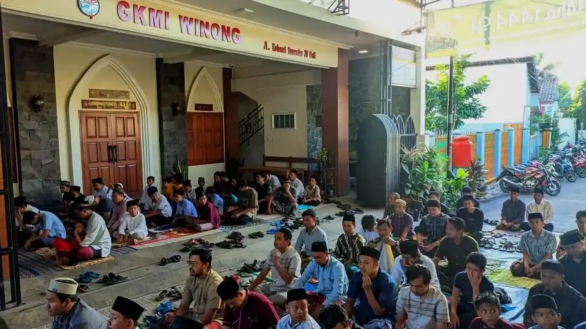 Warga Pati Salat Iduladha di Teras Gereja Kristen Muria Indonesia Winong, Takmir Masjid: Sudah Biasa