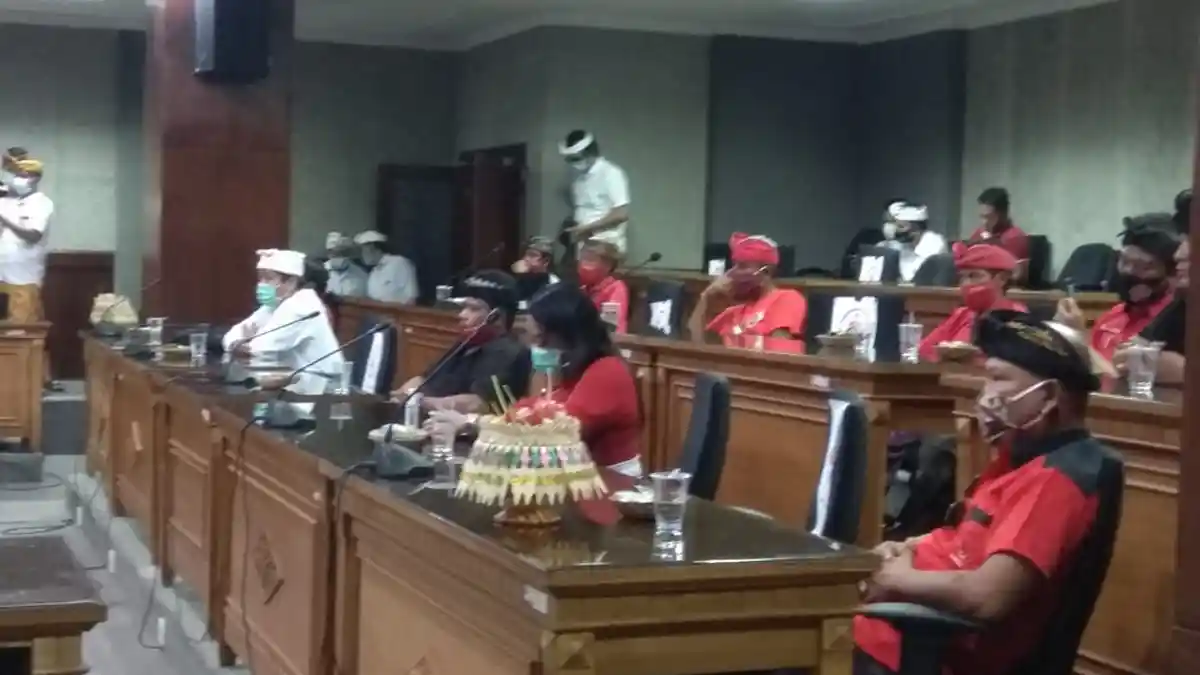 Beberapa Warga Abang Datangi Kantor DPRD Karangasem, Pertanyakan Pelantikan PAW Ni Kadek Sri Wahyuni