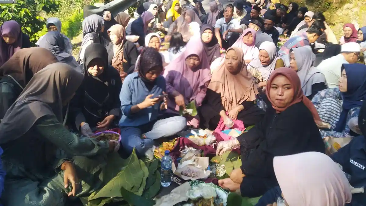 Tradisi Guyang Cekhatak, Warga Santap Gulai Kambing dan Daging Ayam di Lereng Gunung Muria