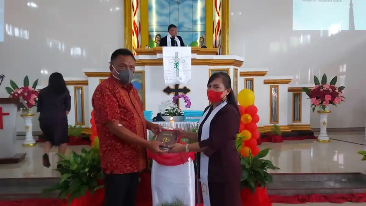 Gubernur Sulut Olly Dondokambey, Bantu 100 Alkitab ke Gereja Ini