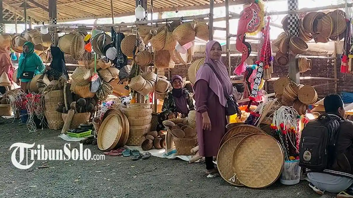 Pasar Tambak, Tradisi Bulan Suro di Sragen : Setahun Sekali, Jual Perabotan Bambu dan Kayu