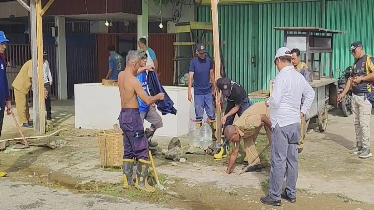 Bupati Ontot Bersama Dinas Terkait Bongkar Drainase yang Diduga Pemicu Banjir 