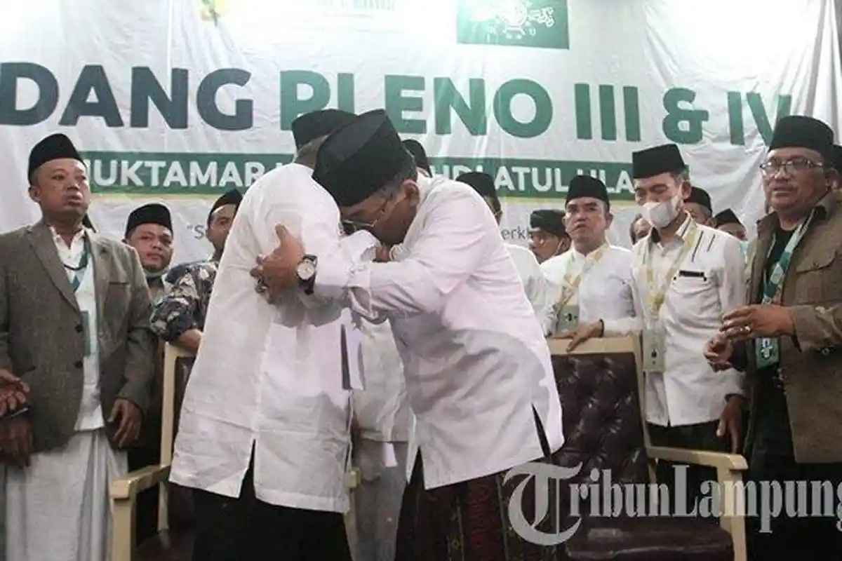 Gus Yahya Peluk dan Cium Tangan Said Aqil Siradj Seusai Ditetapkan Jadi Ketua Umum PBNU 2021-2026