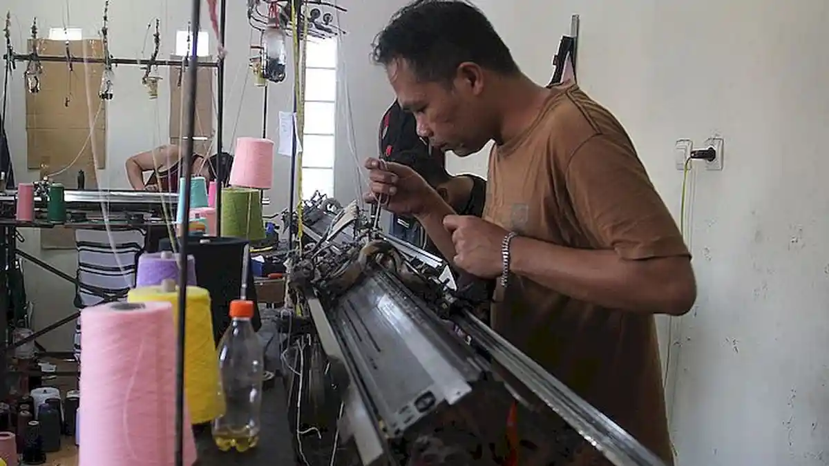 Perajin Rajut Binong Banjir Order, Jualan Online Ternyata Bawa Berkah, Keteter Penuhi Pesanan