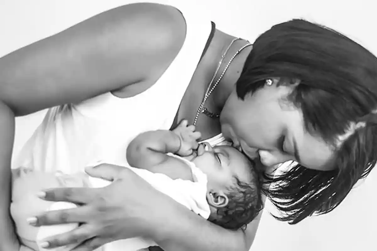 Trik Mengatasi Bayi yang Tolak Menyusu, Bingung Puting Gara-gara Sering Digendong Orang Lain