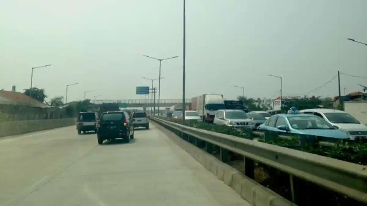 Pukul 14.50 Tol JORR Arah Pluit Lancar, Arah Sebaliknya Padat