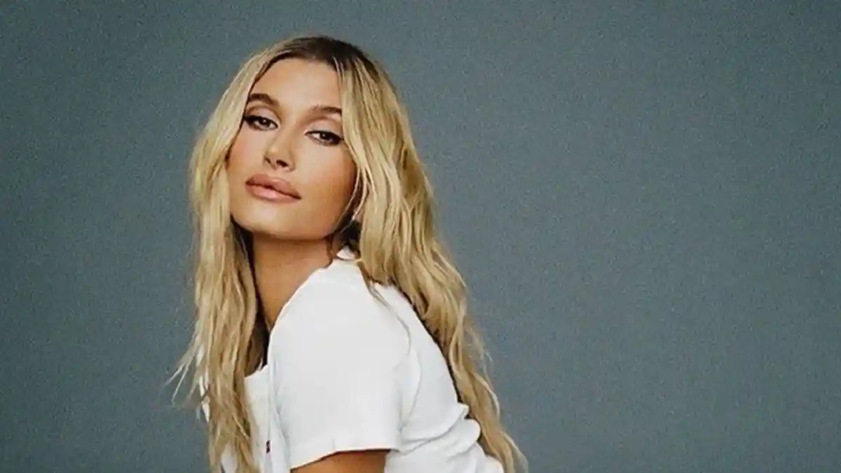 Hailey Bieber Gunakan Sepatu Rancangan Amina Muaddi, Dukung Desainer Arab