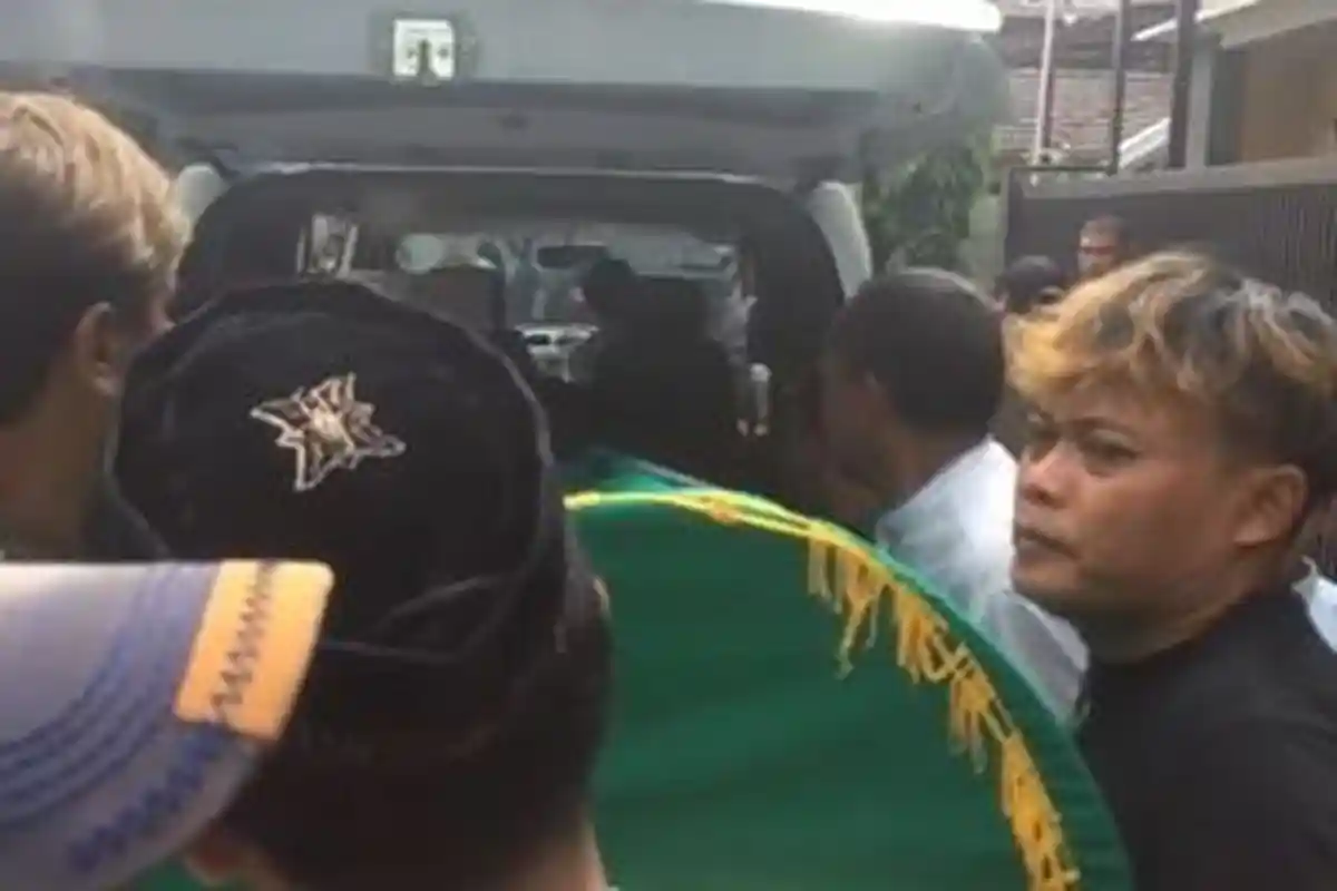 Sule Ikut Gotong Keranda Mantan Isterinya, Tedy Suami Almarhumah Lina Justru Tak Muncul