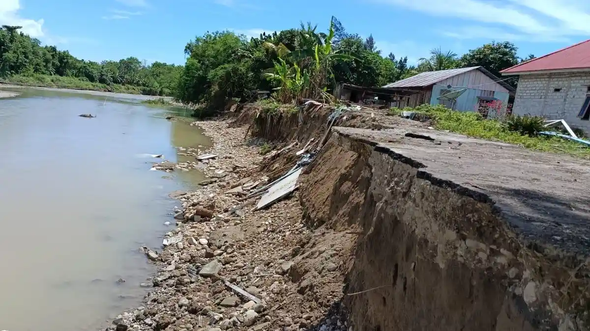 Cuaca Buruk, Warga di Bantaran Sungai Wailola Cemas Air Meluap