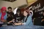 Prilly Latuconsina Launching Buku di Tunjungan Plaza