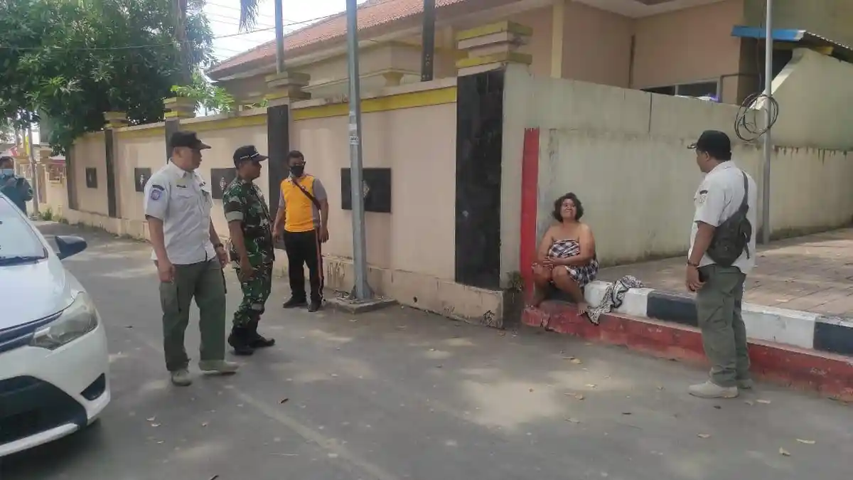 Satpol PP Kudus Tangkap 2 ODGJ di Lapangan Rendeng, Dibawa ke Yayasan Jalma Sehat
