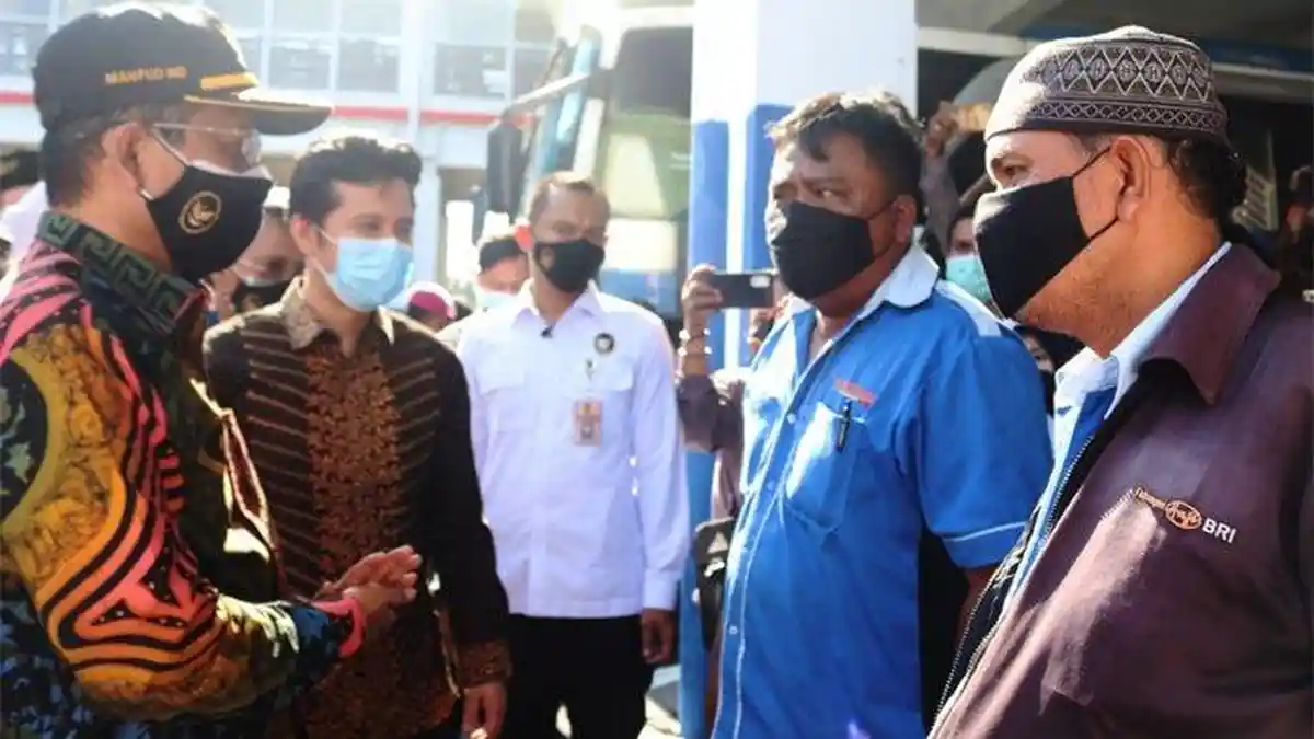 Kampanye Pentingnya Protokol Kesehatan, Mahfud MD Bagikan 1.000 Masker di Terminal