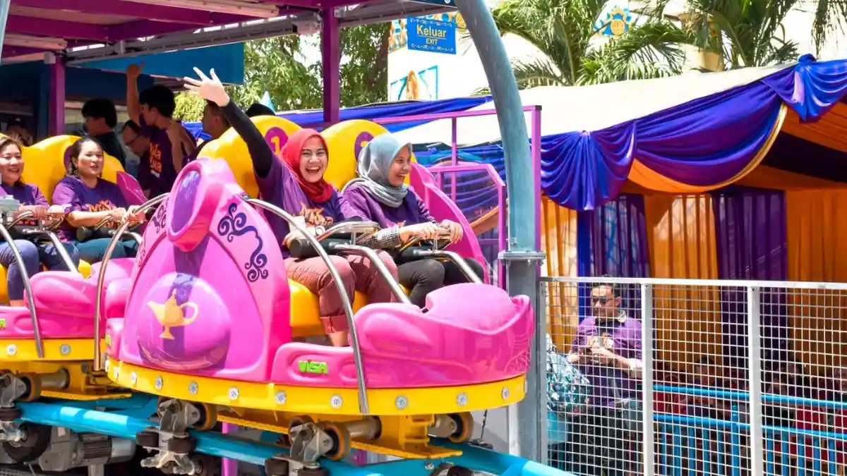 Roller Coaster Setinggi 8,5 Meter Ini Punya Kecepatan 5-9 Meter Per Detik.